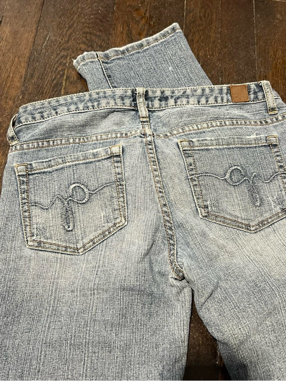 Vintage Y2K Guess Women's Light Blue Denim Jeans with Embroidered Back Pockets